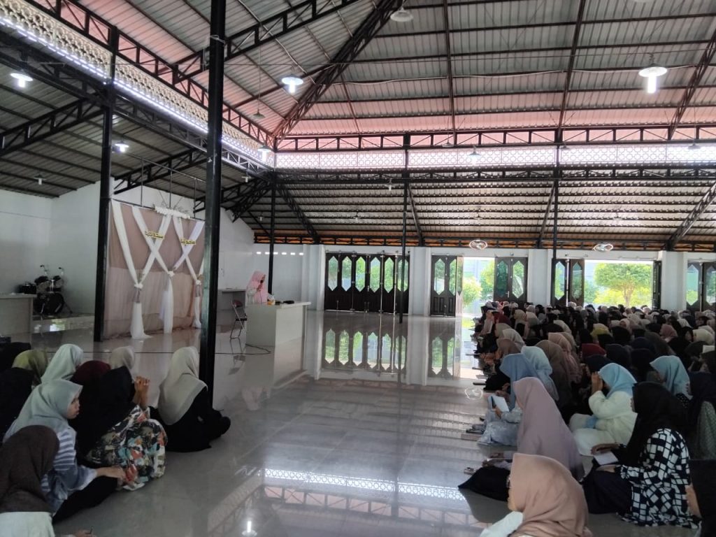 Pembinaan Fiqih Ibadah : Mahasantriah Ma’had Al-Jami’ah Praktik Gerakan Shalat Sesuai Tuntunan Rasulullah SAW